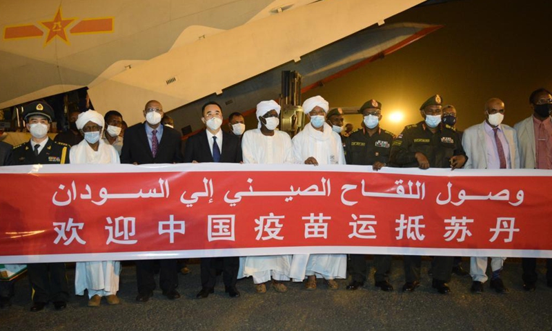 Chinese Ambassador to Sudan Ma Xinmin (4th L, front) and Sudanese officials pose for a group photo while receiving the Chinese vaccines at the Khartoum International Airport in Khartoum, Sudan, March 26, 2021. A batch of China's Sinopharm COVID-19 vaccines, donated by the Chinese government to Sudan, arrived here on Friday.Photo:Xinhua