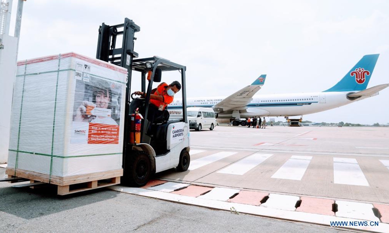 An airport worker transports a package of Sinovac COVID-19 vaccine at Phnom Penh International Airport in Phnom Penh, Cambodia, March 26, 2021. A new batch of COVID-19 vaccines Cambodia purchased from China's pharmaceutical company Sinovac Biotech arrived here on Friday, giving the country greater possibility to vaccinate its citizens against the virus.Photo:Xinhua