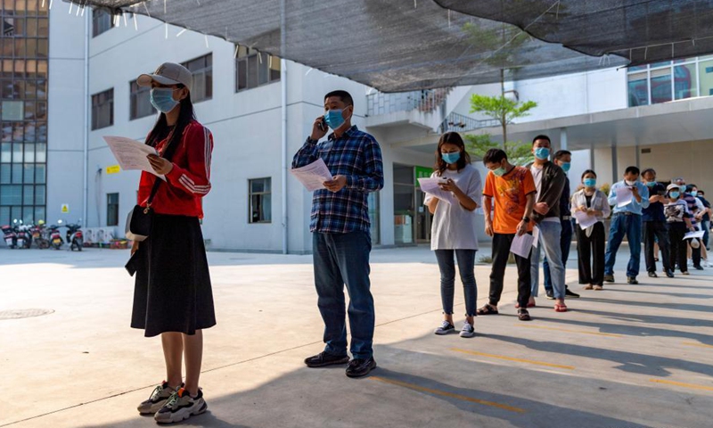 People queue for inoculation at a COVID-19 vaccination site of Jingcheng Hospital in Ruili City, southwest China's Yunnan Province, April 1, 2021.Photo:Xinhua