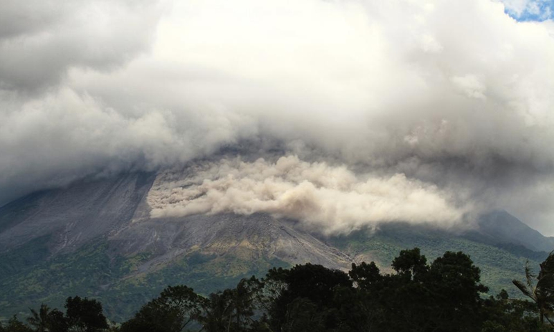 Photo taken on April 3, 2021 shows white smoke spewing from Mount Merapi, viewed at Tunggularum in Sleman district, Yogyakarta, Indonesia. (Photo by Joni/Xinhua)