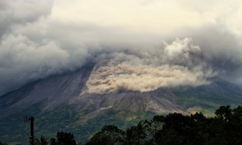 Photo taken on April 3, 2021 shows white smoke spewing from Mount Merapi, viewed at Tunggularum in Sleman district, Yogyakarta, Indonesia. (Photo by Joni/Xinhua)