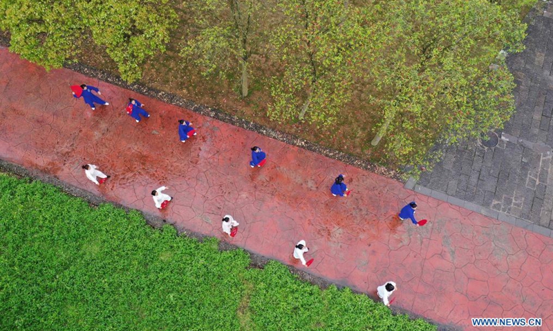 Aerial photo shows people practicing Taichi at Huanglongdong scenic area in Zhangjiajie, central China's Hunan Province, April 3, 2021.Photo:Xinhua