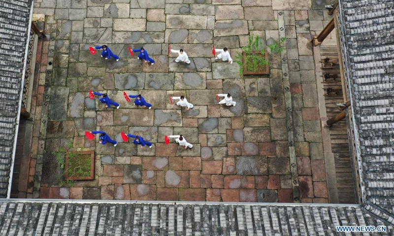 Aerial photo shows people practicing Taichi at Huanglongdong scenic area in Zhangjiajie, central China's Hunan Province, April 3, 2021.Photo:Xinhua