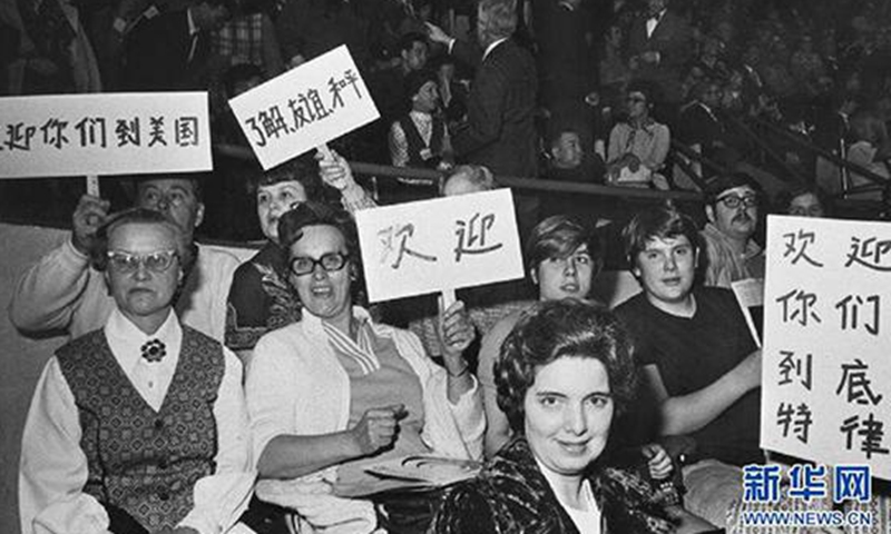 Detroit spectators watch a game between Chinese and US athletes, holding placards written in Chinese characters to welcome Chinese table tennis players in April 1972. File photo: Xinhua