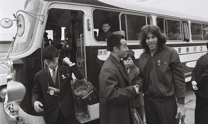 American player Glenn Cowan (right) shakes hands with Chinese player Zhuang Zedong (center) after getting off a bus for Chinese players during the 31st World Table Tennis Championships on April 4, 1971 in Nagoya, Japan. 

Glenn Cowan, who missed a bus for his own team, accidentally boarded a bus for Chinese players, which led to a domino series of events that eventually saw the establishment of diplomatic relationship between China and the US. File photo: VCG
