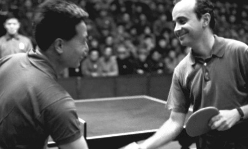 Chinese table tennis player Yang Ruihua (left) shakes hands with US athlete Dick Miles (right) prior to a friendly match in Shanghai, East China on April 15, 1971. File photo: Xinhua
