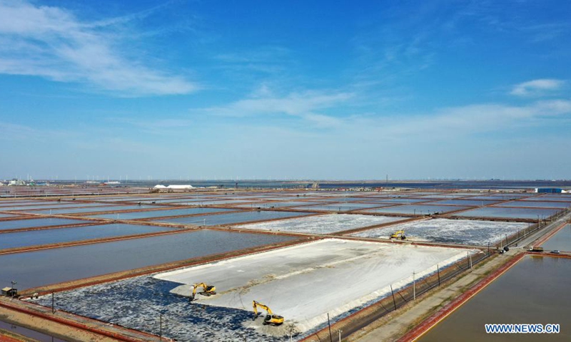 Aerial photo taken on April 13, 2021 shows machinery working at Changlu Hangu salt field in north China's Tianjin Municipality. The spring harvest season started in the salt field recently and is expected to last till mid-May.(Photo: Xinhua)