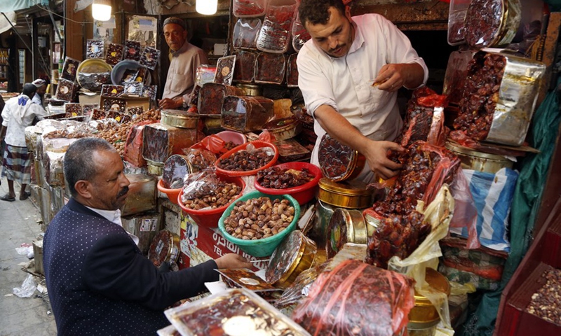 A man shops at a market as the Muslim holy month of Ramadan starts in Sanaa, Yemen, April 13, 2021.(Photo: Xinhua)