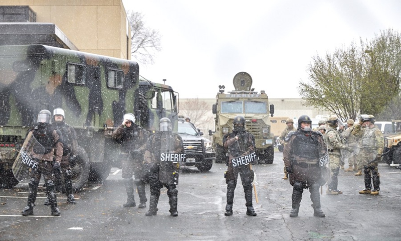 Minnesota National Guard and Brooklyn Center Police stand guard during a protest in Brooklyn Center, Minnesota, the United States, April 13, 2021.(Photo: Xinhua)