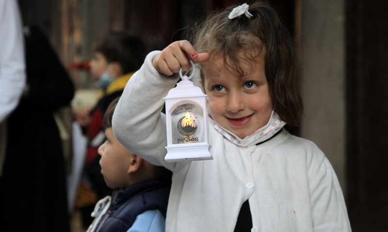 A photo taken on April 12, 2021 shows a Palestinian child holding a lantern ahead of Ramadan in the Palestinian enclave of Gaza Strip.(Photo: Xinhua)