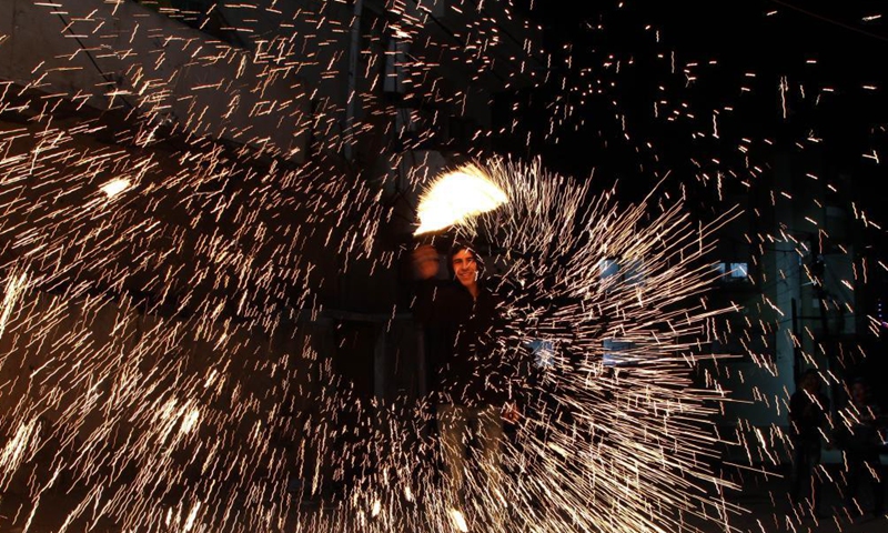 A Palestinian man plays with fireworks during the Islamic holy month of Ramadan in Gaza city, on April 16, 2021.Photo:Xinhua