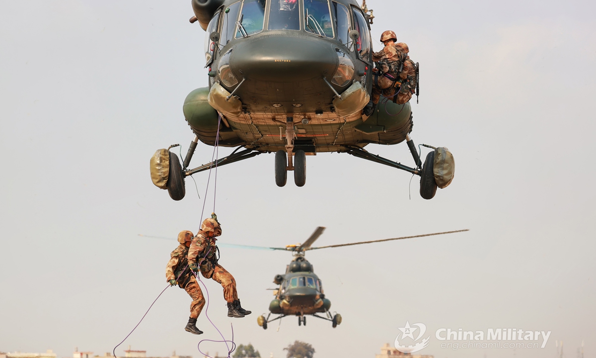Soldiers assigned to a combined arms brigade under the PLA 73rd Group Army fast-rope from transport helicopters during day-and-night fast-roping training in early April, 2021. Photo:China Military