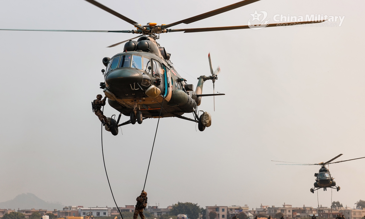 Soldiers assigned to a combined arms brigade under the PLA 73rd Group Army fast-rope from transport helicopters during day-and-night fast-roping training in early April, 2021. Photo:China Military