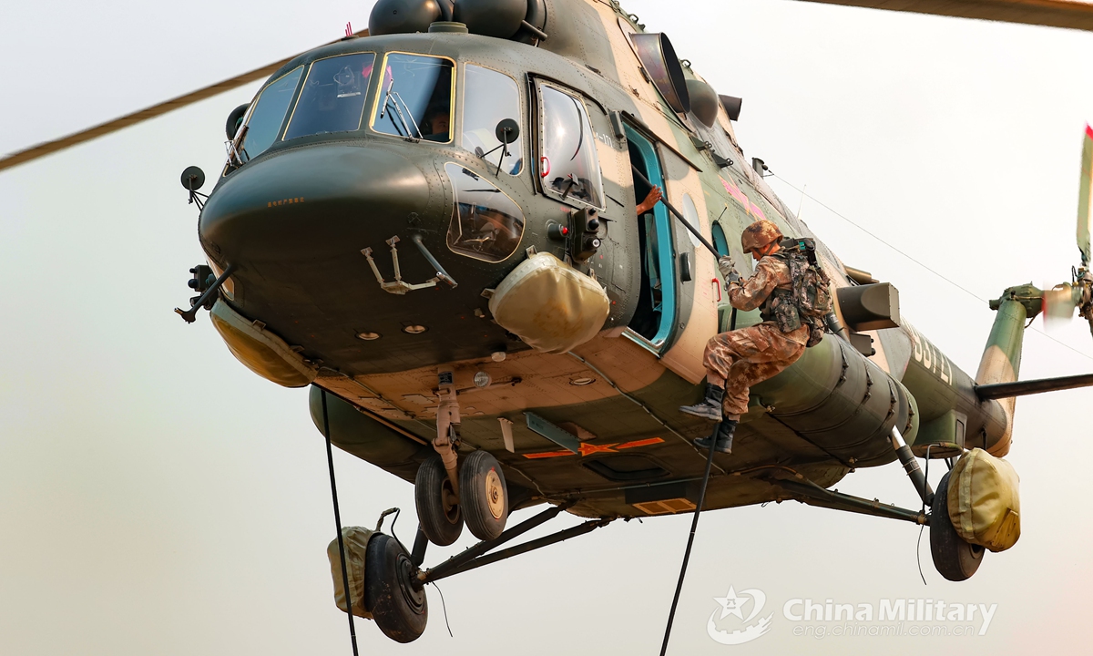 Soldiers assigned to a combined arms brigade under the PLA 73rd Group Army fast-rope from transport helicopters during day-and-night fast-roping training in early April, 2021. Photo:China Military