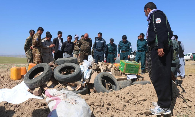 Afghan security force members prepare the seized drugs for burning in Sari Pul province, April 17, 2021. The Afghan authorities burned about one ton of seized narcotic drugs in Sari Pul province, Afghanistan, a local official said on Saturday. (Photo: Xinhua)