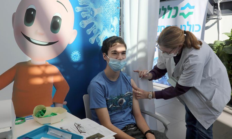 An Israeli teenager receives a dose of COVID-19 vaccine at a Clalit Health Services center in central Israeli city of Tel Aviv on Jan. 23, 2021.(Photo: Xinhua)