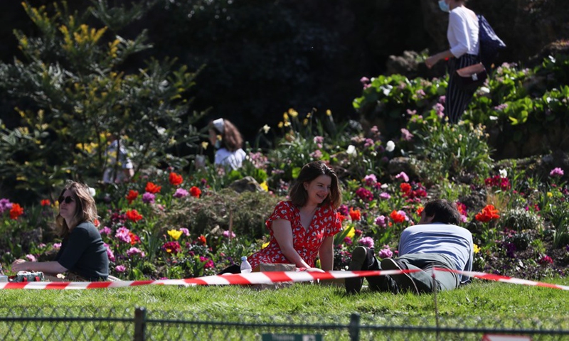 People picnic and enjoy the sunshine at the Monceau Park in Paris, France, March 31, 2021.(Photo: Xinhua)