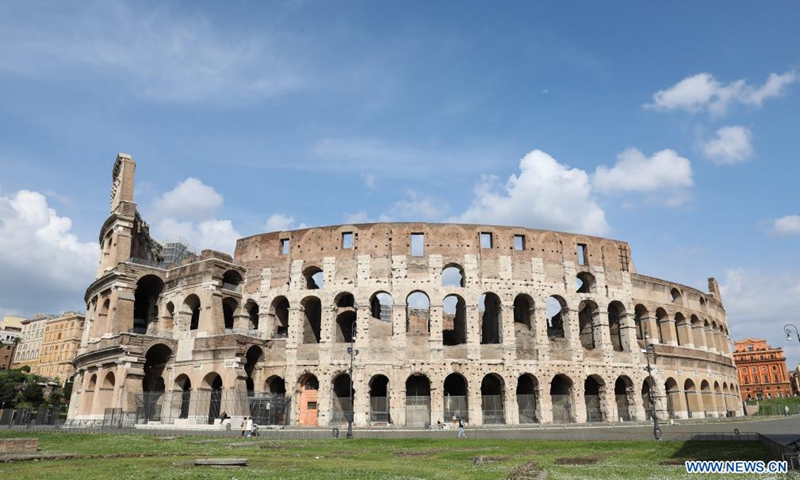La foto scattata il 21 aprile 2022 mostra il Colosseo a Roma, Italia.  La città di Roma ha festeggiato il suo compleanno mercoledì con una serie di eventi della durata di un giorno, ma a causa del blocco del coronavirus in corso, le celebrazioni sono state attutite.  (Foto: Xinhua)