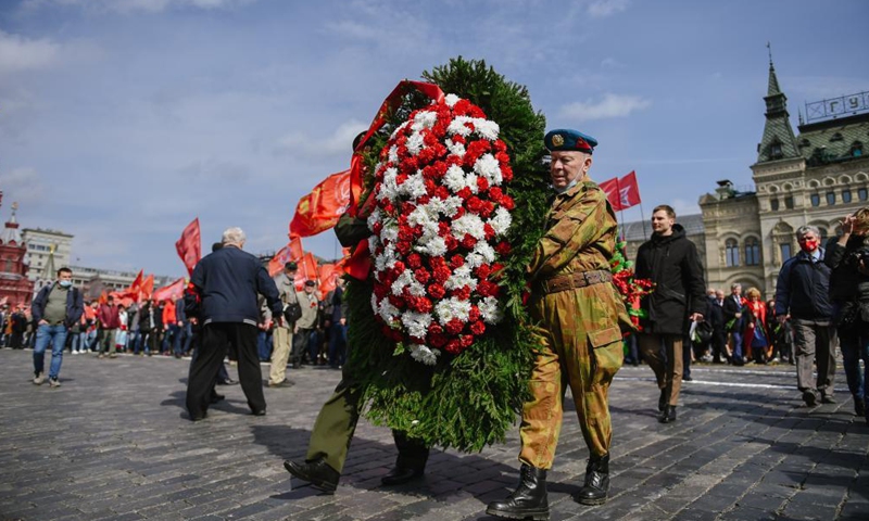 Supporters of the Communist party of Russia (KPRF) attend a flower laying ceremony at Vladimir Lenin's mausoleum to mark the 151st anniversary of the revolutionary leader's birth in Moscow, Russia, on April 22, 2021.Photo:Xinhua