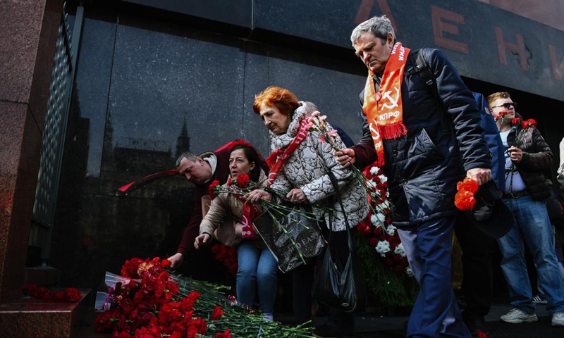 People lay flowers at Vladimir Lenin's mausoleum to mark the 151st anniversary of the revolutionary leader's birth in Moscow, Russia, on April 22, 2021.Photo:Xinhua