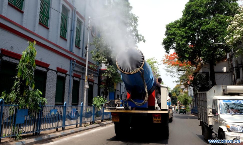 Workers spray disinfectant on a street in Kolkata, India, on April 23, 2021. India's daily COVID-19 new cases reached 332,730 and new deaths hit 2,263 during the past 24 hours, both hitting historic high, the government health ministry said Friday.Photo:Xinhua