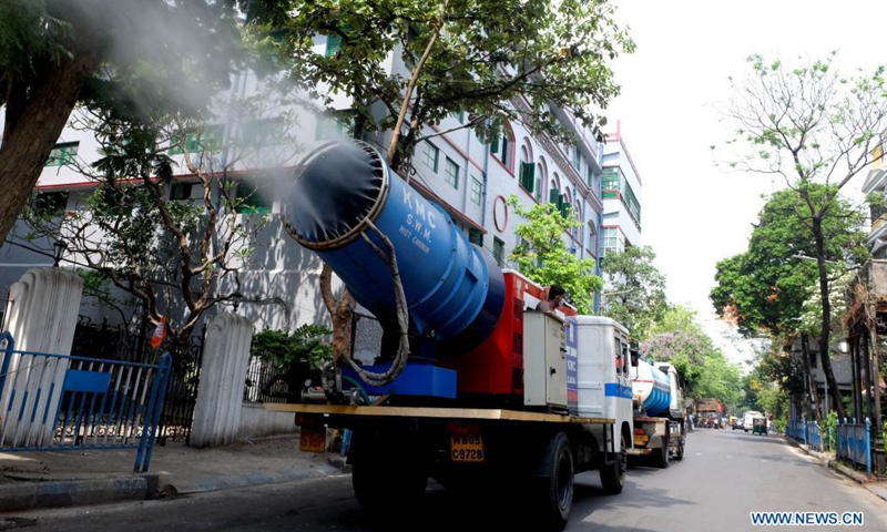 Workers spray disinfectant on a street in Kolkata, India, on April 23, 2021. India's daily COVID-19 new cases reached 332,730 and new deaths hit 2,263 during the past 24 hours, both hitting historic high, the government health ministry said Friday.Photo:Xinhua