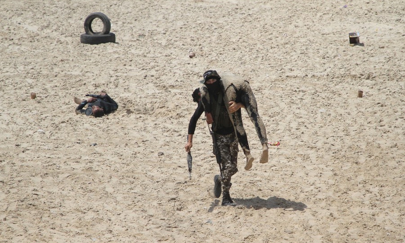 Militants of the Al-Mujahideen Brigades practice rescue operation during an anti-Israel military drill on the beach in Gaza City, on April 24, 2021.(Photo: Xinhua)