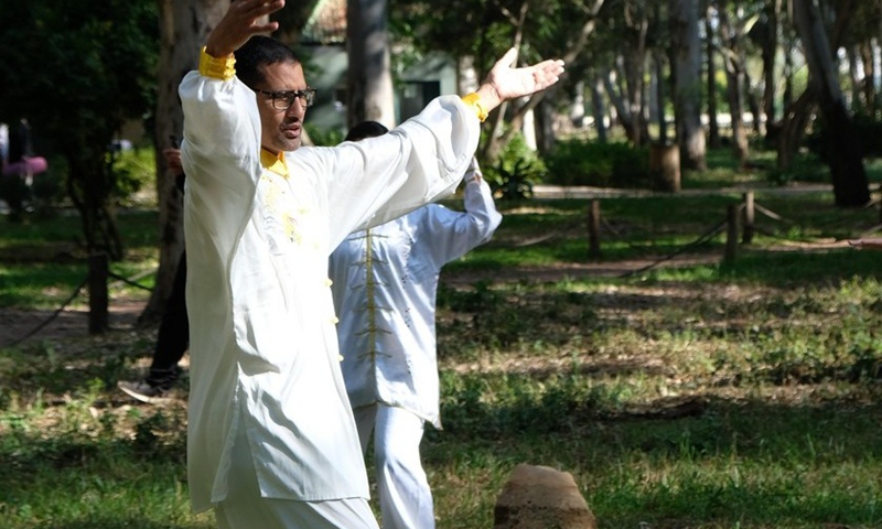 Abderrahmane Esannaghi, president of Royal Moroccan Federation of Wushu, presents movements of Taiji to a group of Wushu enthusiasts in Rabat, Morocco, on April 18, 2021.(Photo: Xinhua)