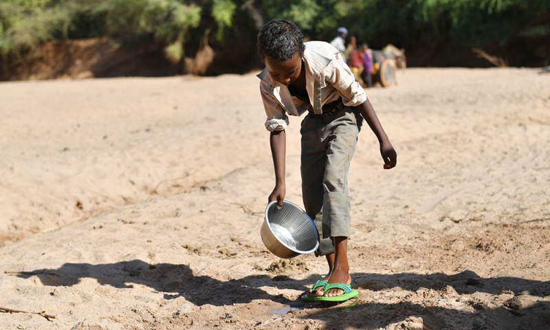File photo shows a boy washes his feet on the dried-up riverbed near Doolow, a border town with Ethiopia, Somalia, on March 20, 2017.(Photo: Xinhua)