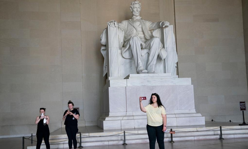 People visit the Lincoln Memorial in Washington, D.C., the United States, on April 27, 2021. The U.S. Centers for Disease Control and Prevention (CDC) unveiled new guidelines for fully vaccinated Americans on Tuesday, including activities they can safely resume without wearing masks.(Photo: Xinhua)
