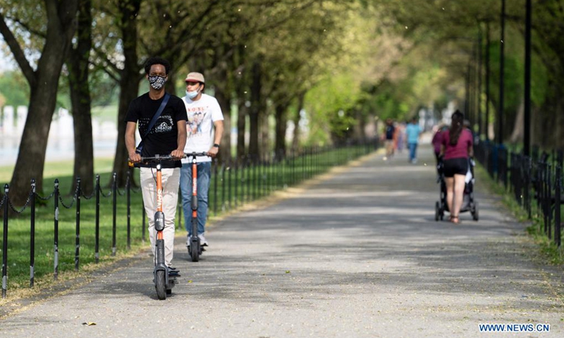 People visit the National Mall in Washington, D.C., the United States, on April 27, 2021. The U.S. Centers for Disease Control and Prevention (CDC) unveiled new guidelines for fully vaccinated Americans on Tuesday, including activities they can safely resume without wearing masks.(Photo: Xinhua)