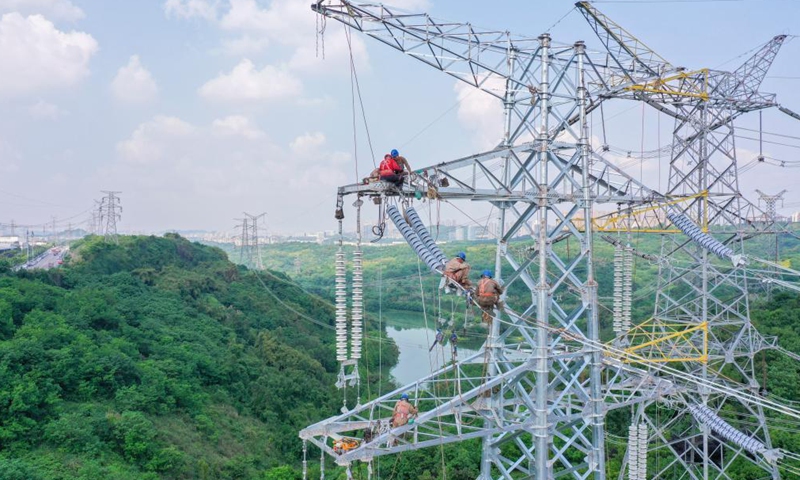 Aerial photo taken on April 27, 2021 shows staff members working at the 500-KV Jinshan electricity substation in southwest China's Chongqing. The 500-KV Jinshan electricity substation was officially put into operation on Friday, which is expected to greatly improve the power supply in the northern area of Chongqing.Photo:Xinhua