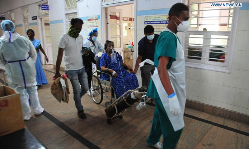 A patient is taken to a COVID-19 ward in a hospital, in Bangalore, India, April 30, 2021. India's federal health ministry said on Friday morning that 386,452 new cases and 3,498 related deaths were registered in the past 24 hours across the country.(Photo: Xinhua)