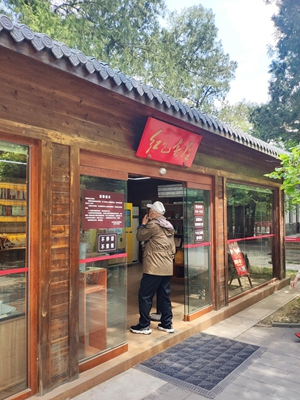 Photo taken on April 29, 2021 shows a visitor walking into a Red Bookstore in Beijing, capital of China. (Xinhua/Jia Zhao)
