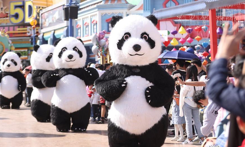 2021年5月1日，中国东部江苏省南​​京欢乐谷上的人们cosplay大熊猫（照片/中国新闻社）