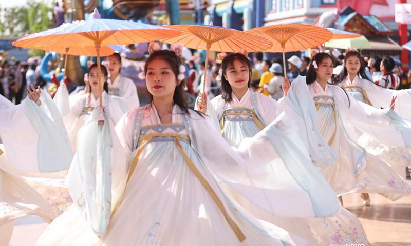 People wearing Traditional Chinese Costumes Hanfu perform at Nanjing Happy Valley in East China's Jiangsu Province, May 1, 2021. (Photo/China News Service)