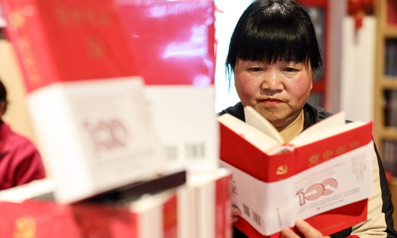 Photo taken on April 23, 2021 shows a local resident reading a book at a Red Bookstore in Zunyi, southwest China's Guizhou Province. (Xinhua/Ou Dongqu)