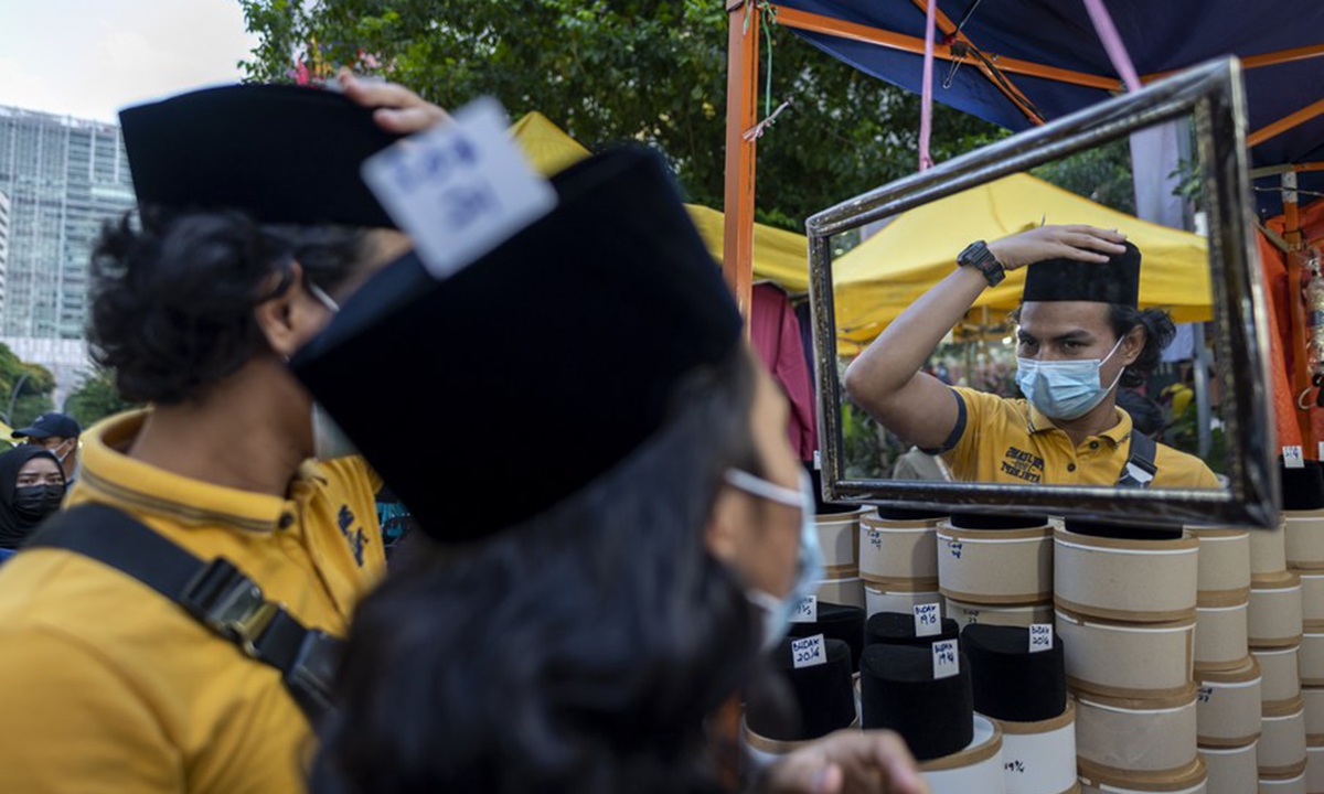 People shop at a street bazaar in the holy month of Ramadan in Kuala Lumpur, Malaysia, May 1, 2021. (Photo by Chong Voon Chung/Xinhua)