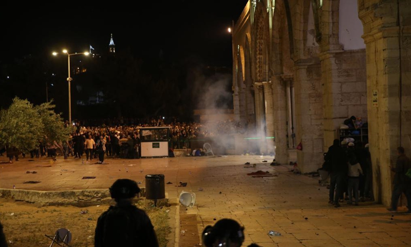 Palestinians clash with Israeli police at the Al-Aqsa Mosque compound in East Jerusalem, May 7, 2021. Hundreds of people were injured Friday when Palestinians and Israeli police clashed at Jerusalem's Al-Aqsa Mosque in the old city in East Jerusalem, local media reported.Photo:Xinhua