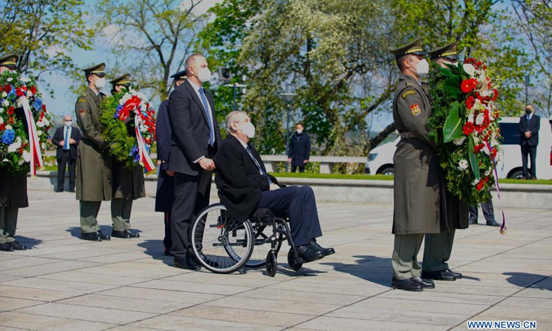 Czech President Milos Zeman (C) takes part in a wreath laying ceremony at the Tomb of the Unknown Soldier to mark the 76th anniversary of the end of World War II in Europe in Prague, the Czech Republic, May 8, 2021.(Photo: Xinhua)