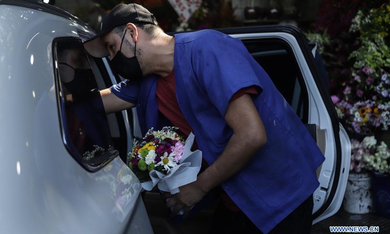 A florist holds a bunch of flowers on Mother's Day in Sao Paulo, Brazil, on May 9, 2021.(Photo: Xinhua)