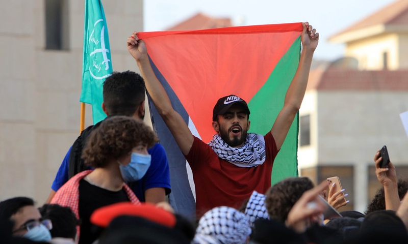 A Jordanian protester holds a Palestine flag during an anti-Israeli rally near the Israeli embassy in Amman, Jordan, on May 10, 2021.(Photo: Xinhua)