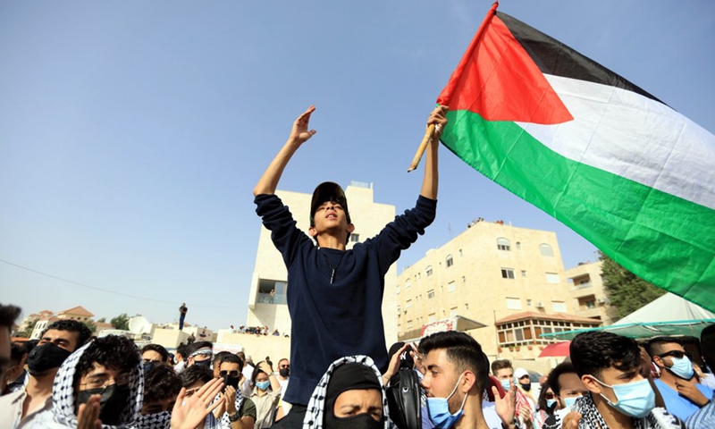 A Jordanian protester holds a Palestine flag during an anti-Israeli rally near the Israeli embassy in Amman, Jordan, on May 10, 2021.(Photo: Xinhua)