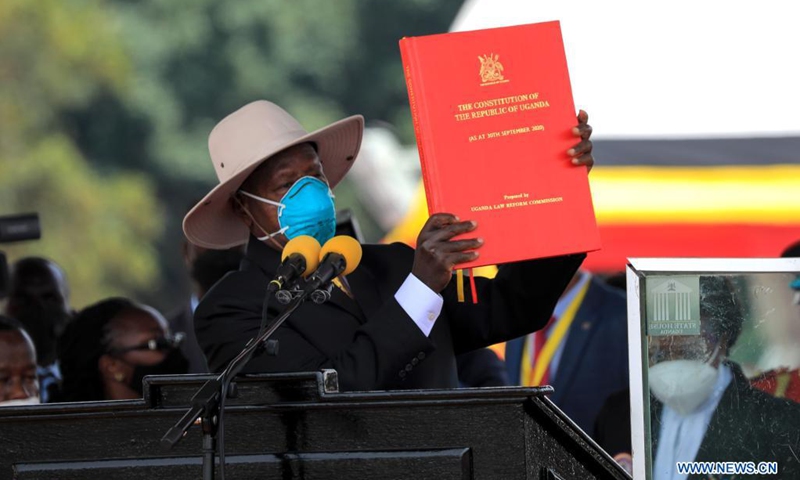 El actual presidente de Uganda, Yoweri Museveni, muestra una copia de la Constitución de Uganda después de prestar juramento el 12 de mayo de 2021 en el Independence Ground en Kolo, Kampala, Uganda.  El actual presidente de Uganda, Yoweri Museveni, prestó juramento el miércoles.  (Foto: Xinhua)