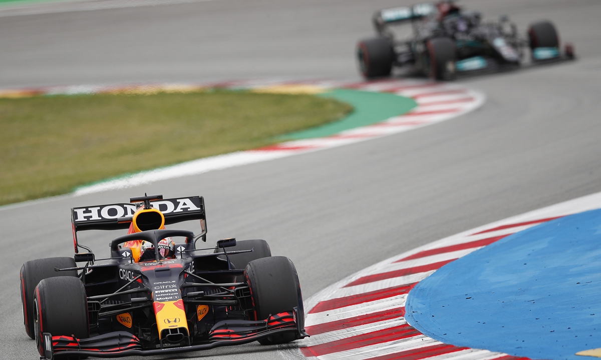 Max Verstappen of Red Bull drives ahead of Lewis Hamilton of Mercedes during the F1 Grand Prix of Spain on May 9 in Barcelona. Photo: VCG