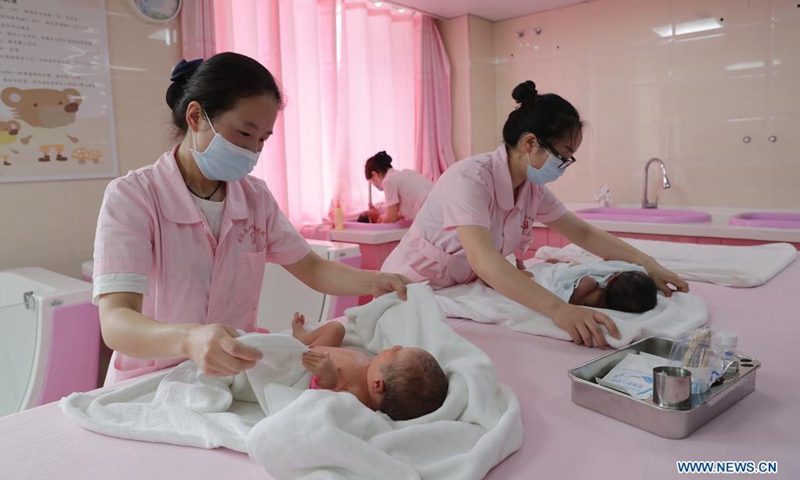 Nurses take care of newborn babies at a hospital in Zunyi, southwest China's Guizhou Province, May 12, 2021. China had more than 4.7 million registered nurses by the end of 2020, the National Health Commission said on International Nurses Day, which falls on Wednesday.(Photo: Xinhua)