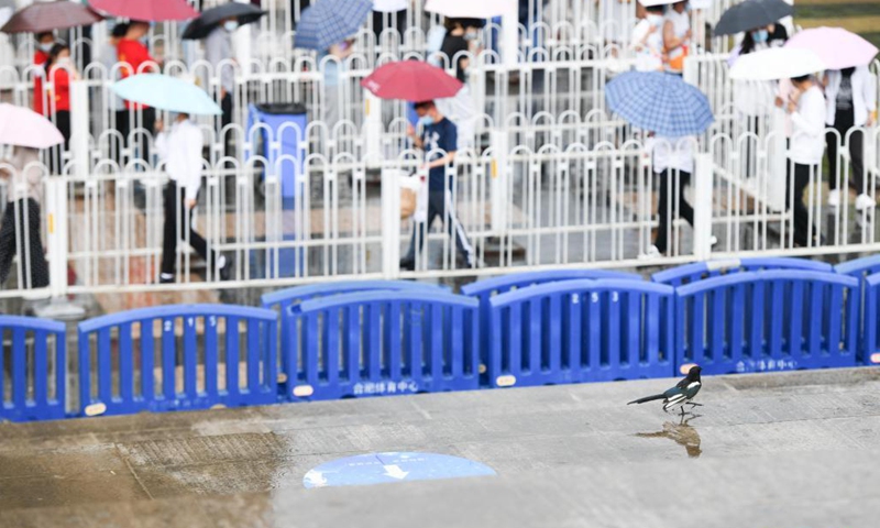 Residents wait to receive COVID-19 vaccines at a vaccination site in Shushan District of Hefei, east China's Anhui Province, May 15, 2021. Since Friday morning, residents in Hefei have queued up at vaccination sites to receive COVID-19 vaccines. Some sites have prolonged their service time or even run around the clock.Photo:Xinhua