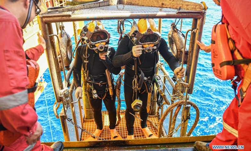 Photo taken on May 12, 2021 shows staff members ready to dive into the water on the Deep Sea No.1 energy station at the Lingshui 17-2 gas field off south China's island province of Hainan. The Lingshui 17-2 gas field is China's first deep-water self-operated gas field, with an average operational water depth of 1,500 meters.(Photo: Xinhua)
