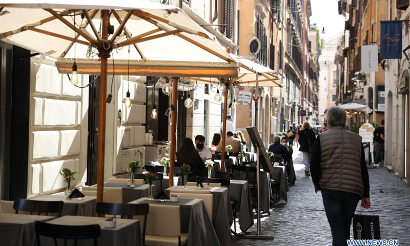 People enjoy food and drinks at a restaurant in Rome, Italy, May 15, 2021. Italy formally opened its borders on Sunday for restriction-free travel for visitors from some countries. While it appeared that few took advantage of the eased travel rules on their first day, businesses in Rome say they are ready.(Photo: Xinhua)