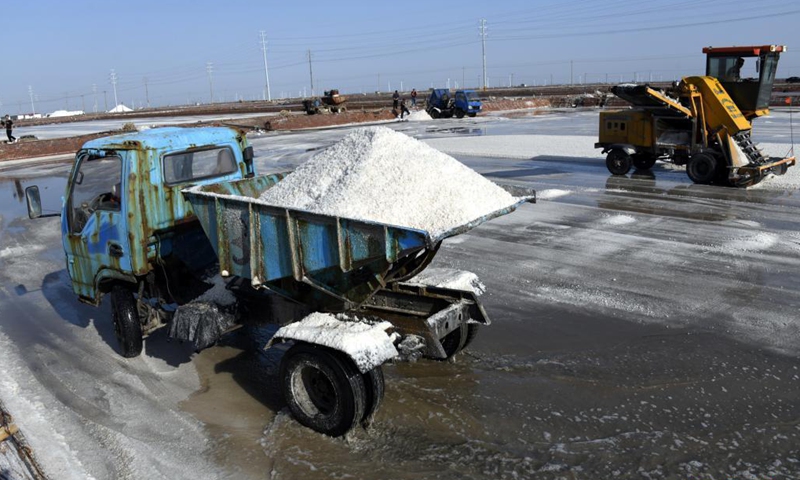 Workers harvest salt in a salt field at Binhai Township, Zhanhua District, Binzhou City of east China's Shandong Province, on May 18, 2021. Workers have started harvesting spring salt from the 600,000-mu (40,000 hectares) of salt fields at Binhai Township. The total output is expected to hit 500,000 tons when the harvest work concludes by the end of June.Photo:Xinhua